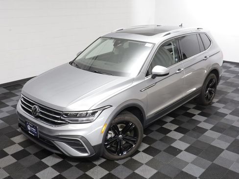 Used 2022 Volkswagen Tiguan SE AWD/4WD image 2
