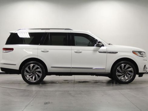 Used 2022 Lincoln Navigator Reserve image 3