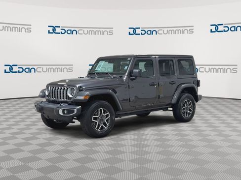 Used 2025 Jeep Wrangler Unlimited Sahara AWD/4WD image 4
