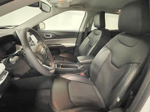 Used 2022 Jeep Compass Latitude image 3