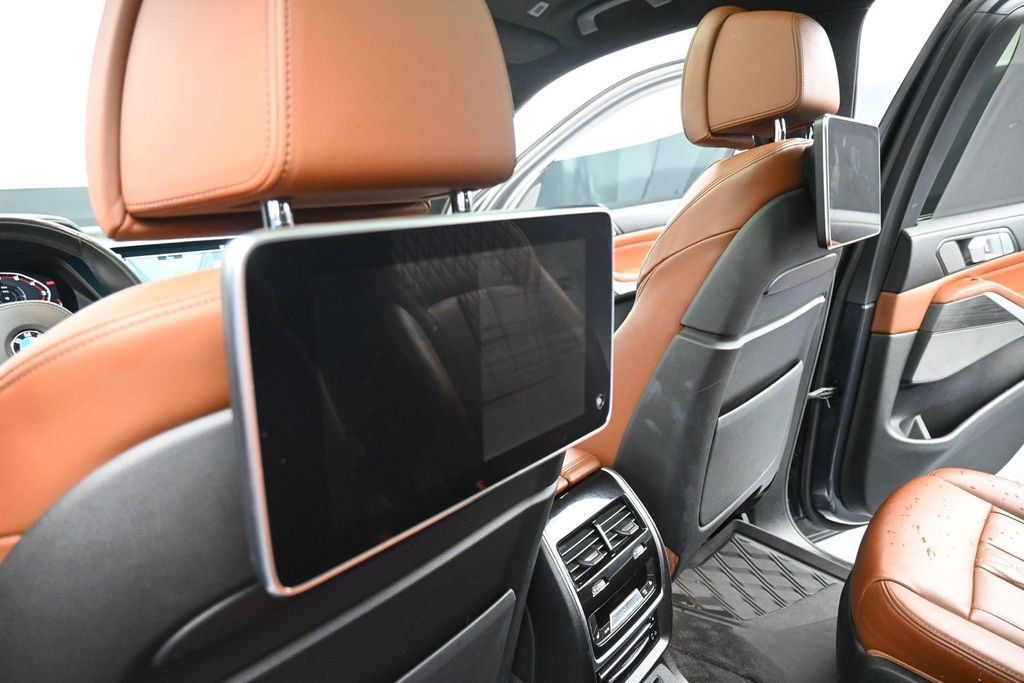 Used 2020 BMW X7 M50i w/ Dynamic Handling Package AWD/4WD image 23