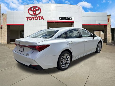 Used 2020 Toyota Avalon Limited image 5