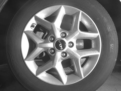 Used 2025 Kia Soul LX w/ LX Technology Package FWD image 13