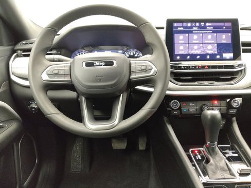 Used 2024 Jeep Compass Latitude image 22