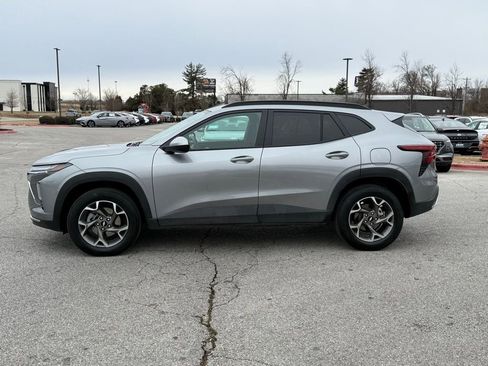 Used 2025 Chevrolet Trax LT w/ LT Convenience Package image 4