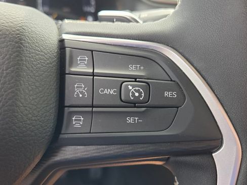 Used 2025 Jeep Grand Cherokee Altitude AWD/4WD image 25