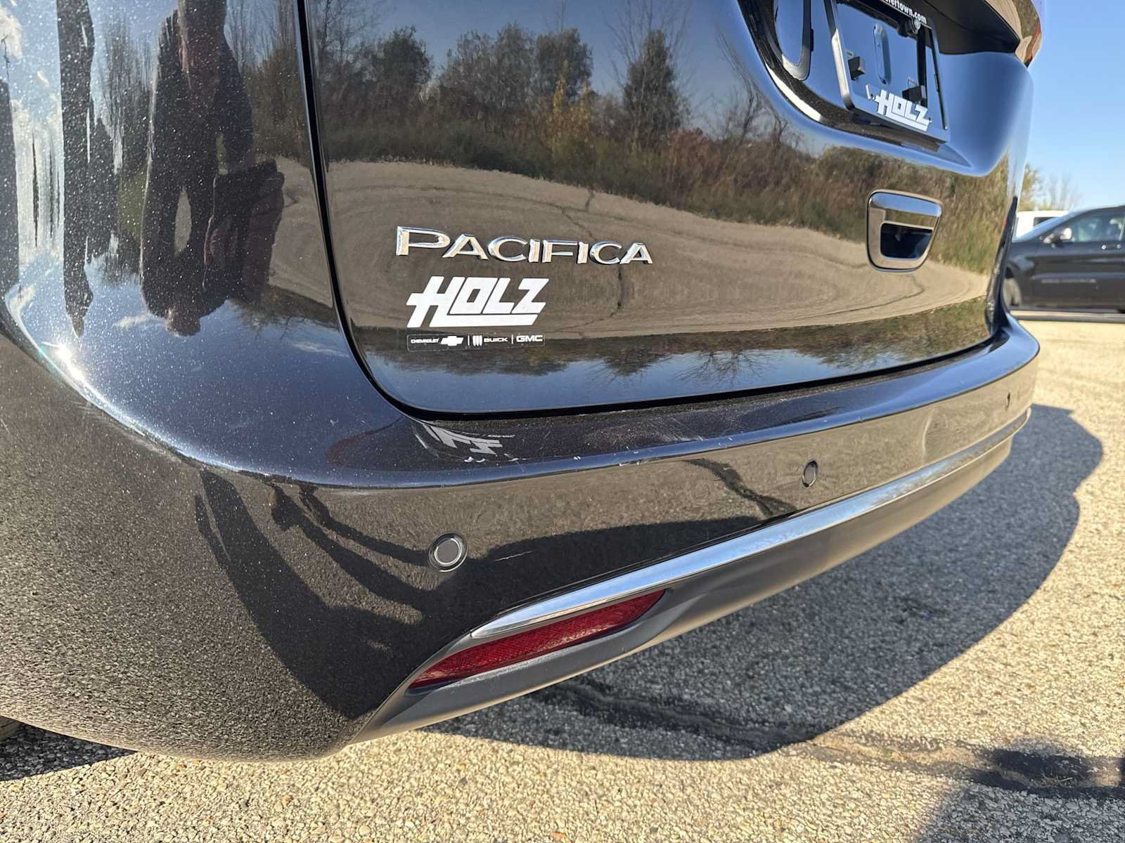 Used 2023 Chrysler Pacifica Touring-L w/ Uconnect Theater Family Group FWD image 9