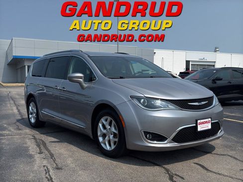 Used 2018 Chrysler Pacifica Touring-L w/ Tire & Wheel Group FWD image 1