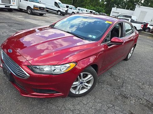 Used 2018 Ford Fusion SE w/ Fusion SE Technology Package FWD image 3