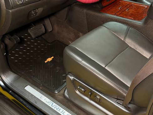 Used 2013 Chevrolet Avalanche LTZ image 31