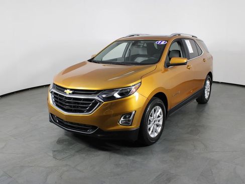Used 2018 Chevrolet Equinox LT w/ Sun & Infotainment Package FWD image 2