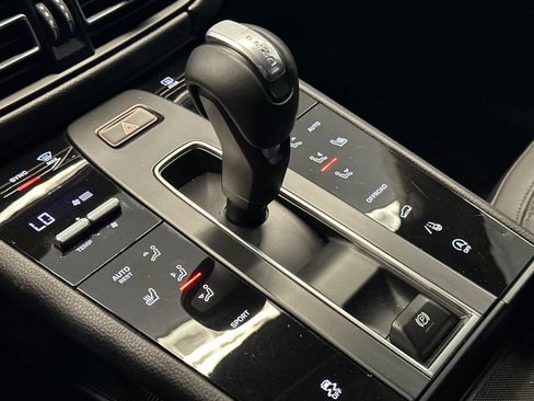 Certified 2025 Porsche Macan AWD/4WD image 24