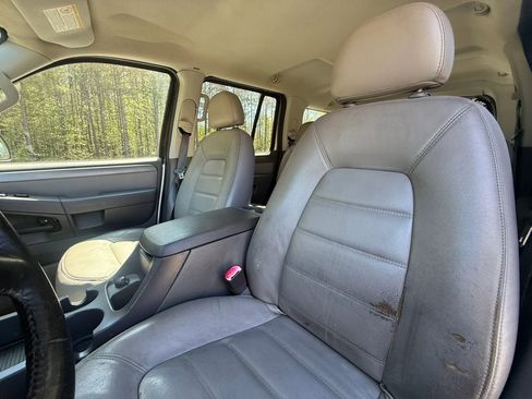 Used 2005 Ford Explorer Sport XLT image 11