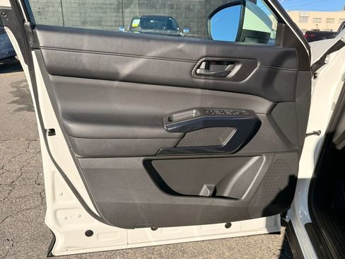 Used 2025 Nissan Pathfinder SV image 19