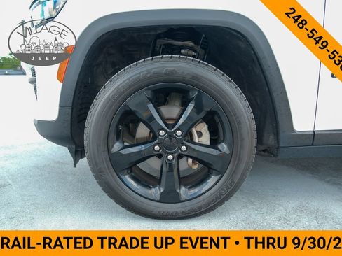 Used 2023 Jeep Grand Cherokee Altitude AWD/4WD image 8