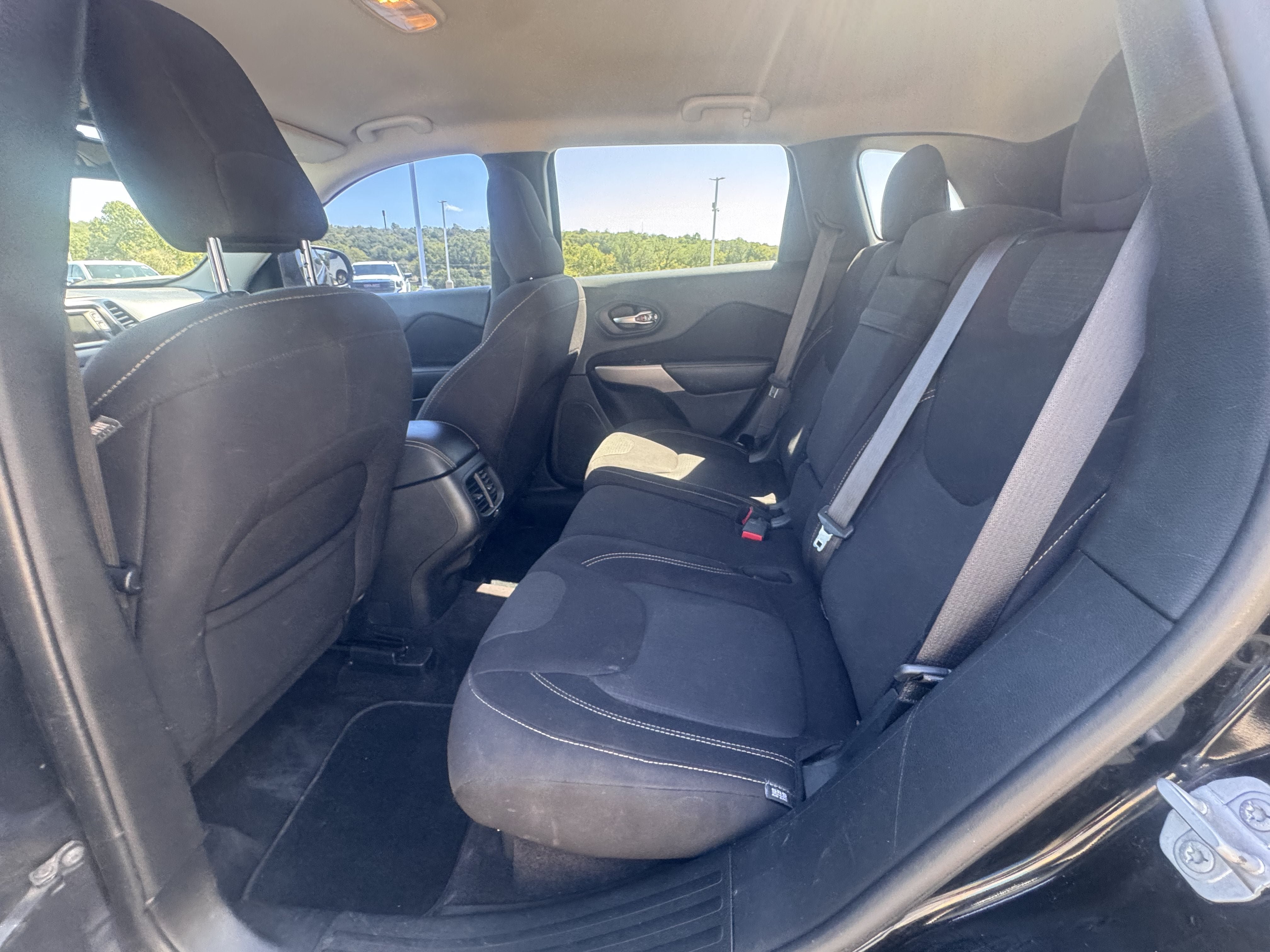 Used 2017 Jeep Cherokee Latitude FWD image 9