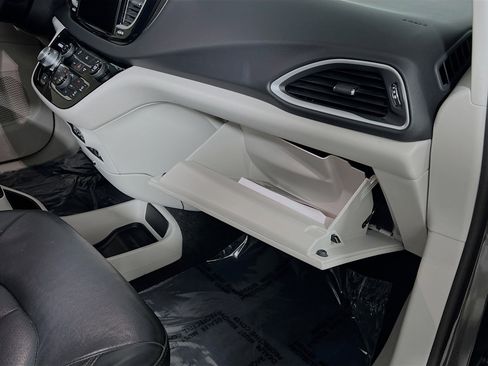 Used 2022 Chrysler Pacifica Touring-L image 35