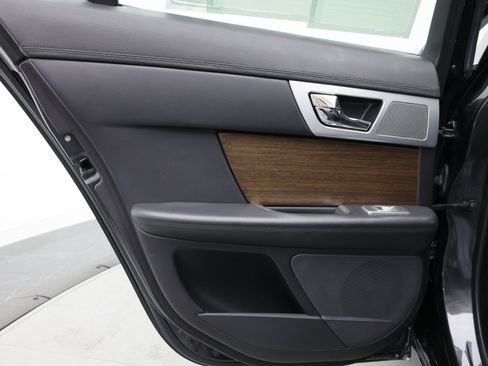 Used 2013 Jaguar XF RWD image 30
