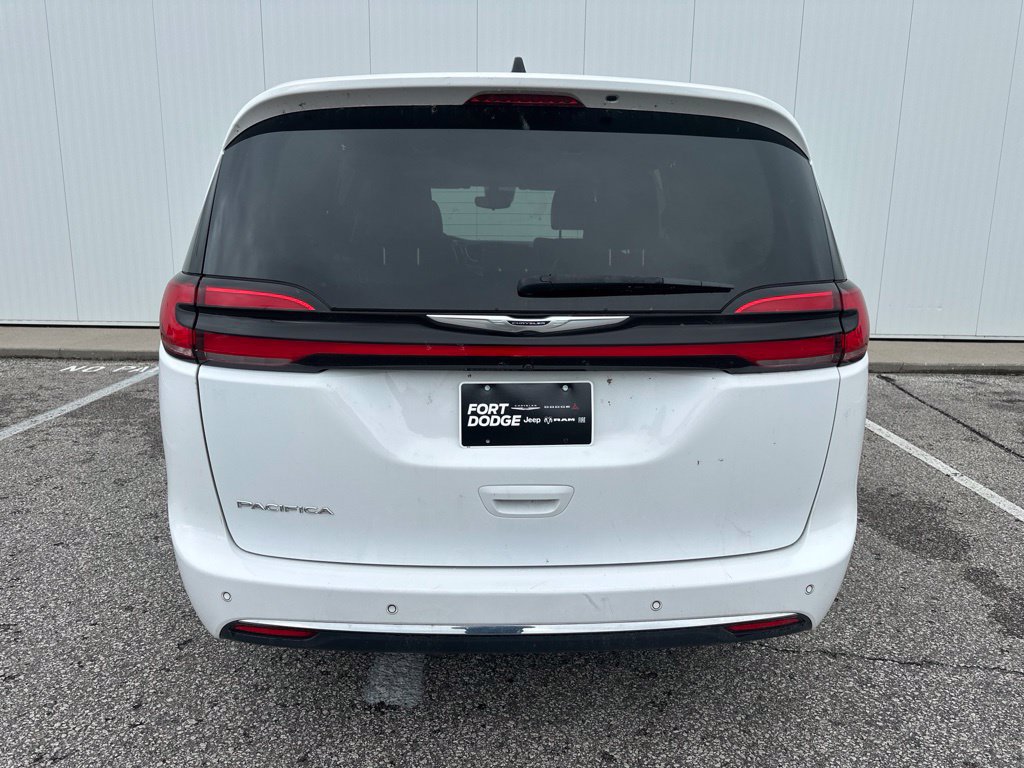 Used 2024 Chrysler Pacifica Touring-L FWD image 5