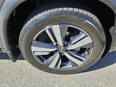 Used 2023 Nissan Rogue SL w/ SL Premium Package image 17