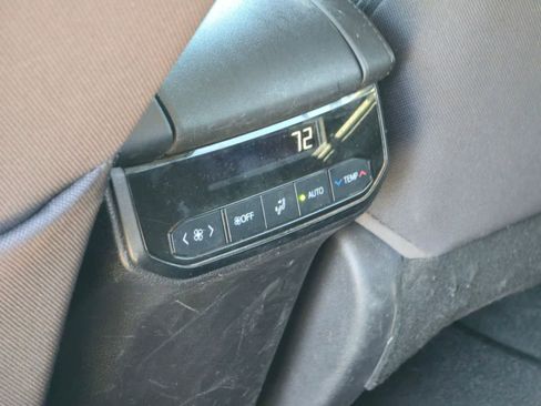 Used 2021 Toyota Highlander LE FWD image 14