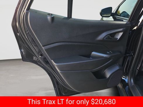 Used 2025 Chevrolet Trax LT FWD image 35