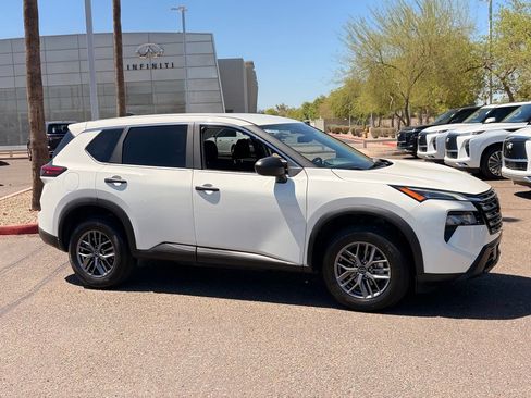 Used 2024 Nissan Rogue S AWD/4WD image 8