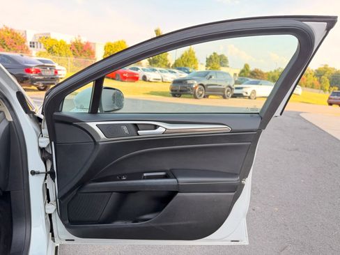 Used 2018 Ford Fusion SE w/ Equipment Group 602A FWD image 21