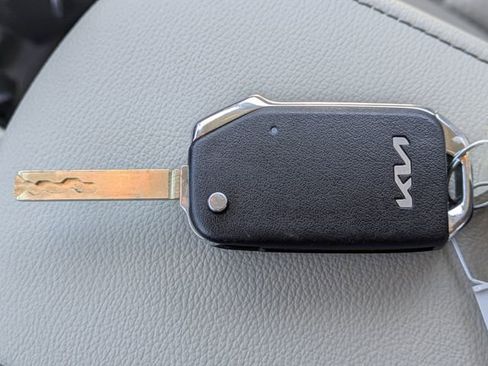 Used 2025 Kia Soul LX FWD image 31