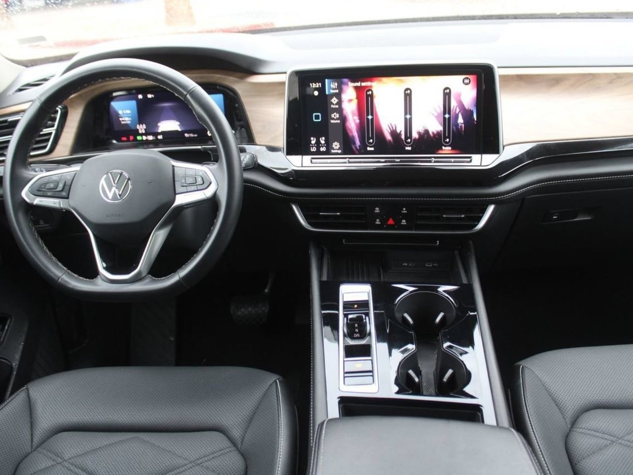 Used 2025 Volkswagen Atlas SE AWD/4WD image 17