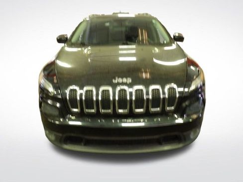 Used 2017 Jeep Cherokee Latitude FWD image 3