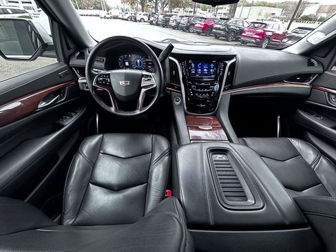 Used 2020 Cadillac Escalade Luxury image 2