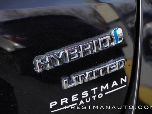 Used 2020 Toyota Prius L Eco image 4