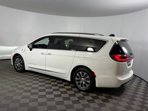 Used 2023 Chrysler Pacifica Pinnacle FWD image 10