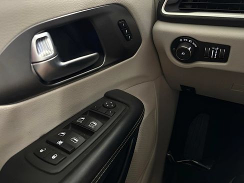 Used 2021 Chrysler Pacifica Touring-L FWD image 15