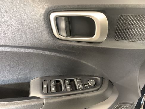 Used 2022 Hyundai Venue SEL FWD image 14