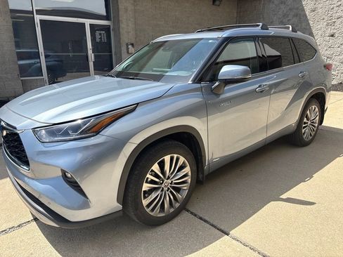 Used 2021 Toyota Highlander Platinum AWD/4WD image 1