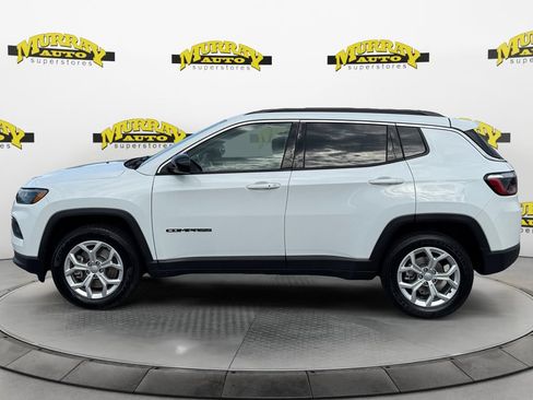 Used 2024 Jeep Compass Latitude AWD/4WD image 2