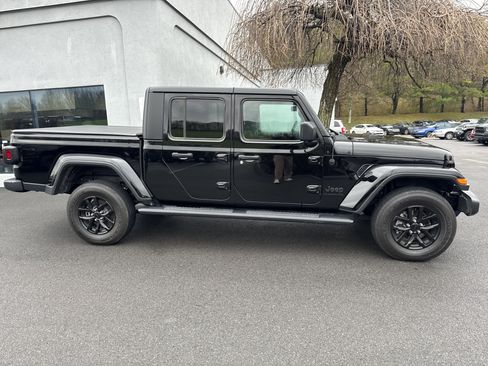 Used 2022 Jeep Gladiator Sport image 2