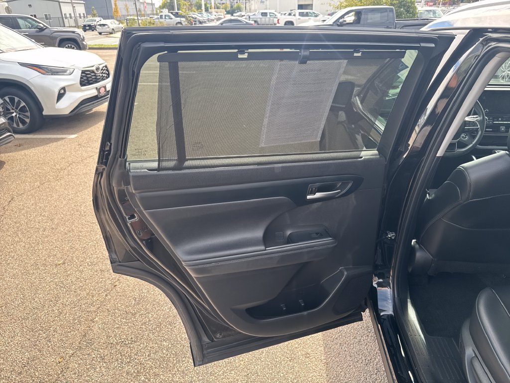 Used 2023 Toyota Highlander XLE AWD/4WD image 42