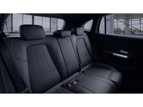 Used 2023 Mercedes-Benz GLA 250 4MATIC image 5