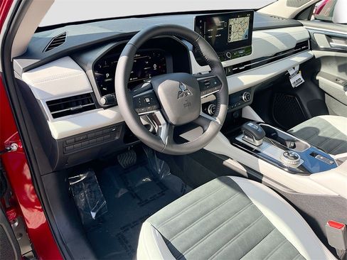 New 2025 Mitsubishi Outlander SE image 9