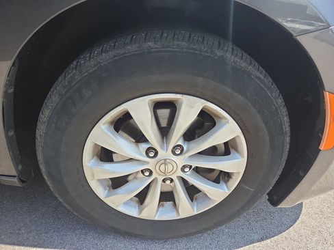 Used 2017 Chrysler Pacifica Touring w/ Tire & Wheel Group FWD image 2