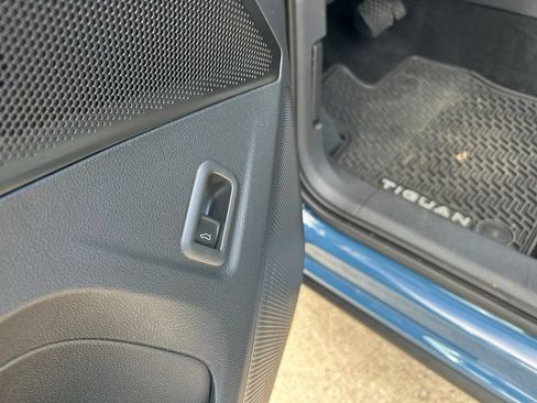 Used 2025 Volkswagen Tiguan SE FWD image 48