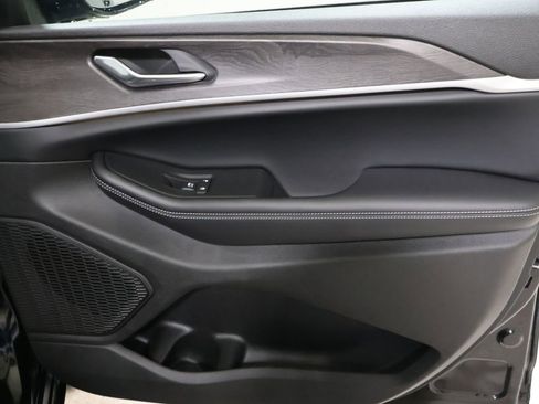 New 2025 Jeep Grand Cherokee Limited w/ Black Appearance Package image 19