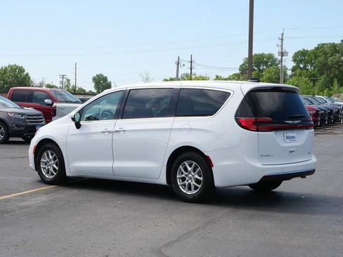 Used 2023 Chrysler Pacifica Touring-L FWD image 3