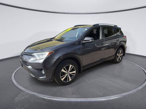 Used 2018 Toyota RAV4 XLE AWD/4WD image 2