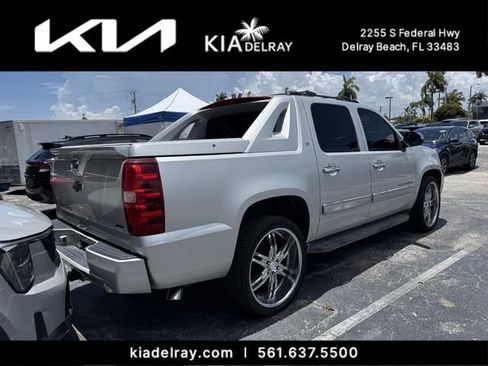 Used 2011 Chevrolet Avalanche LT w/ Regional Value Package RWD image 2
