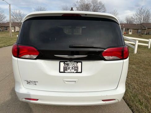 Used 2023 Chrysler Voyager LX image 5