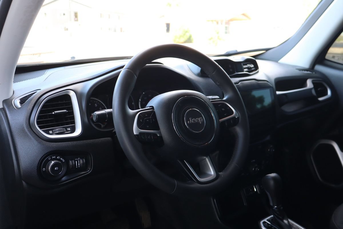 Used 2018 Jeep Renegade Latitude FWD image 15
